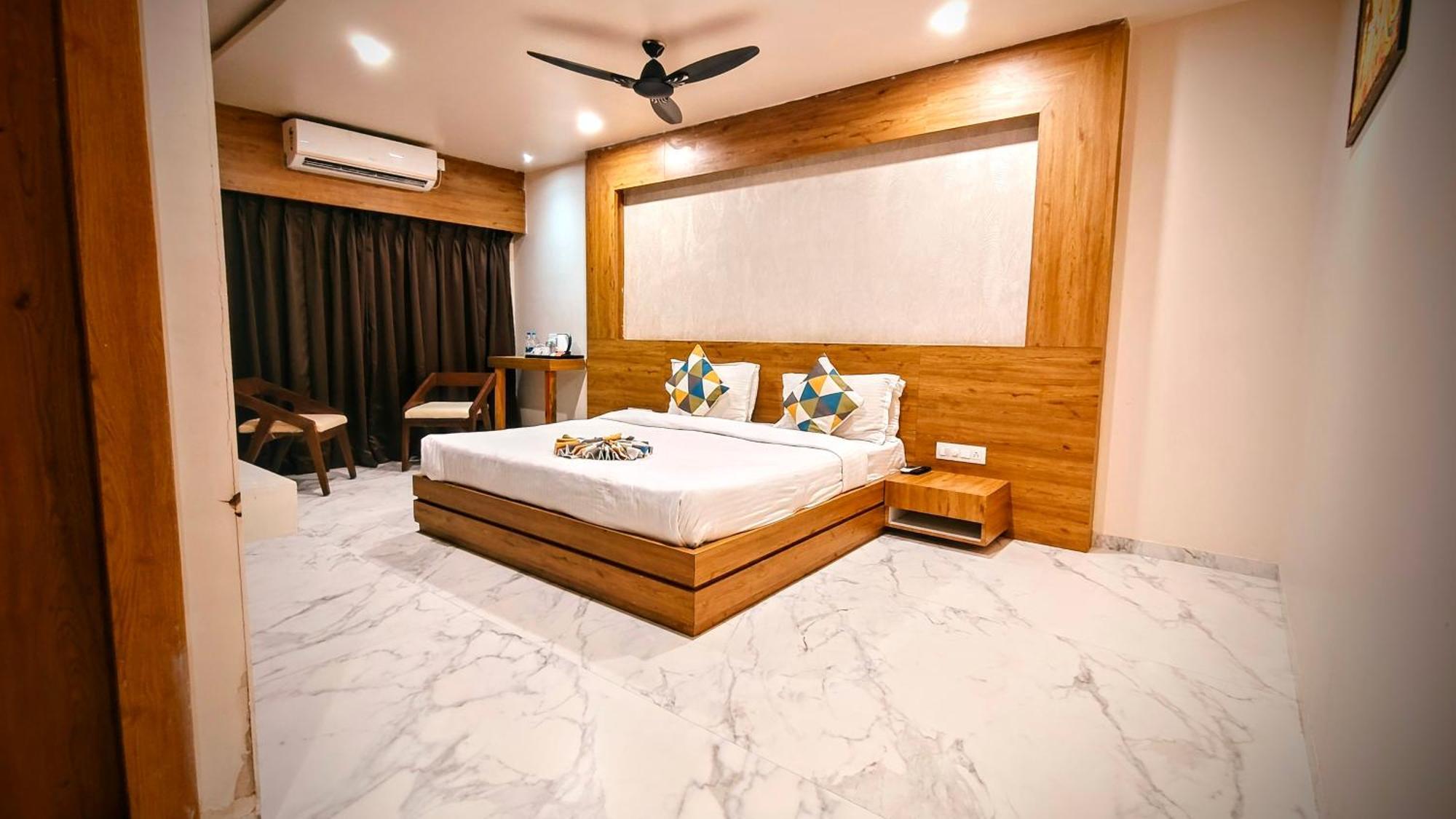 The Sky Imperial Unity Inn Garudeshwar Extérieur photo
