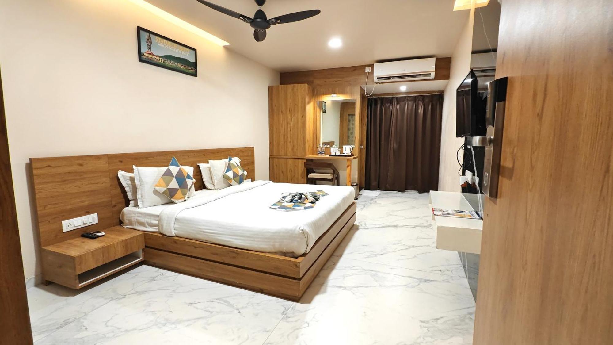 The Sky Imperial Unity Inn Garudeshwar Extérieur photo