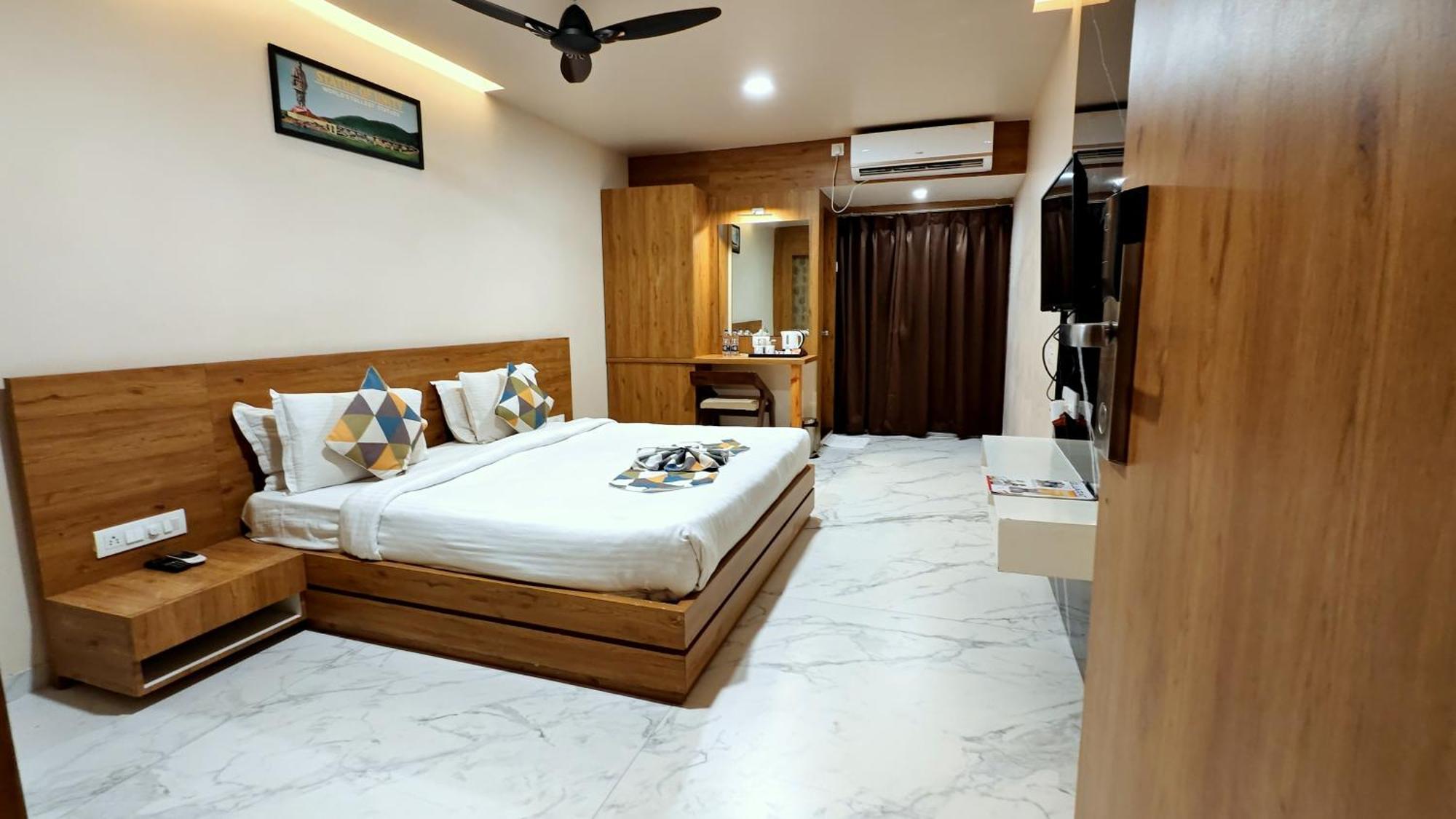 The Sky Imperial Unity Inn Garudeshwar Extérieur photo