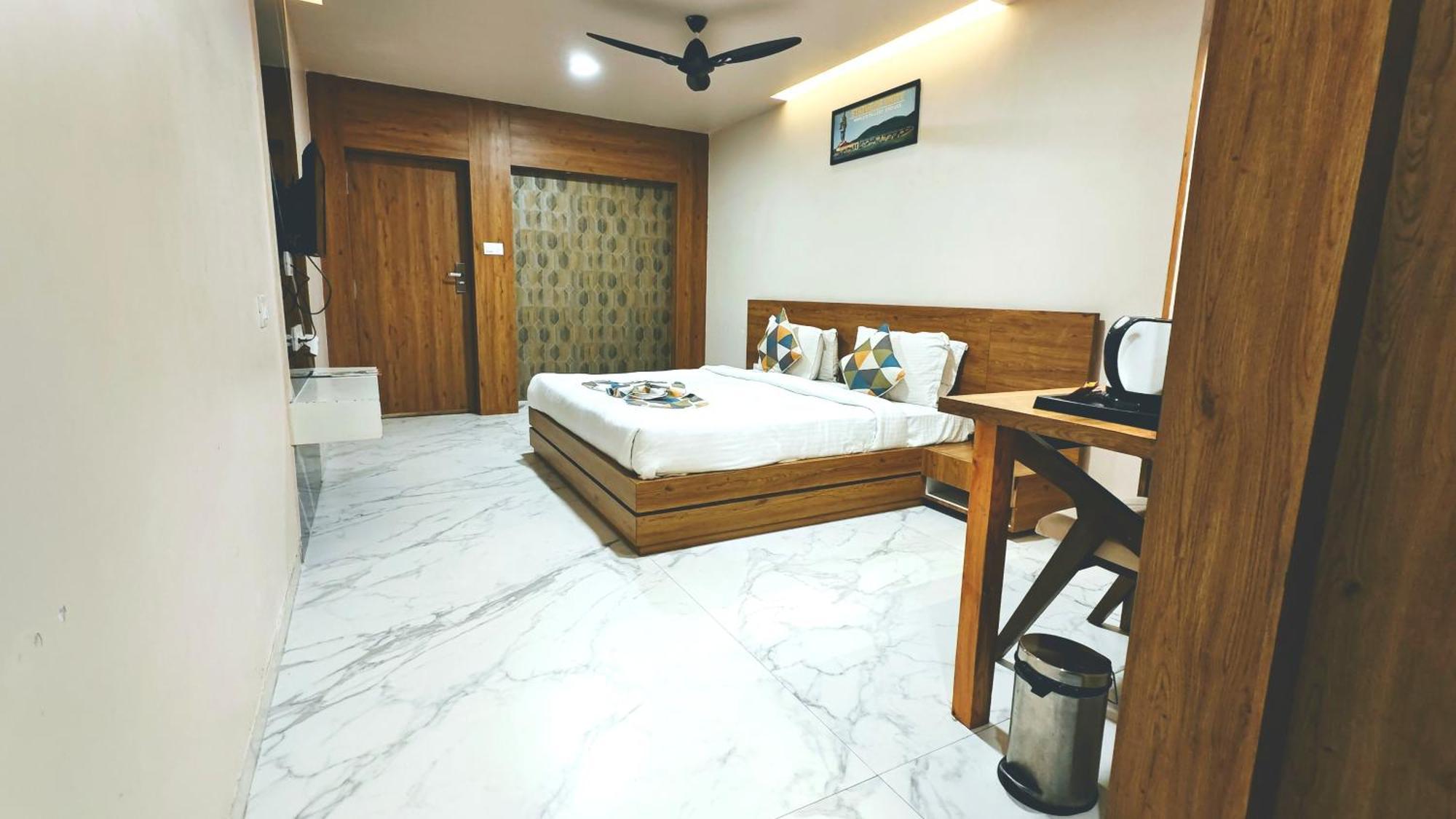 The Sky Imperial Unity Inn Garudeshwar Extérieur photo